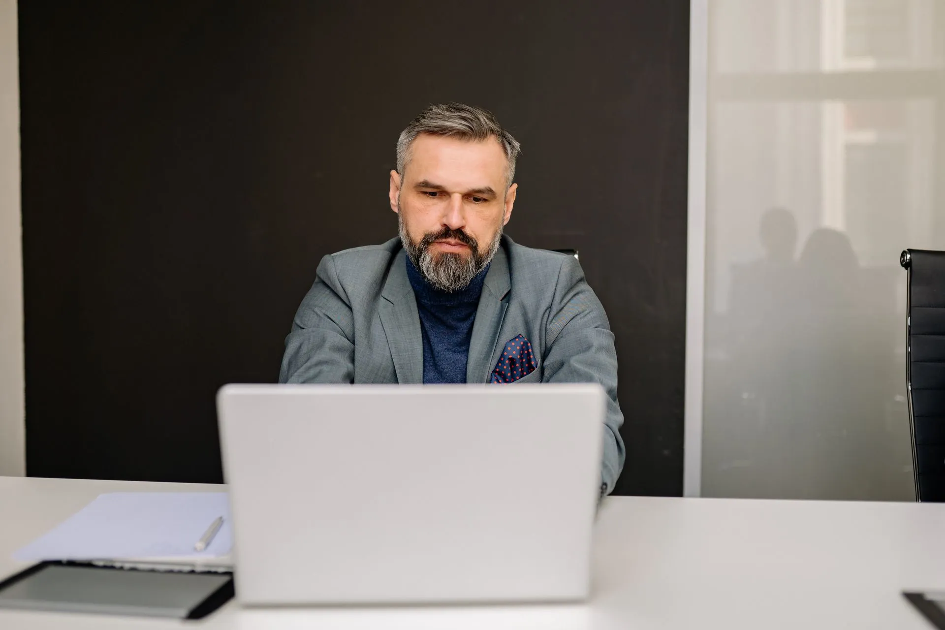 Un professionnel concentré travaille sur son ordinateur portable dans un bureau