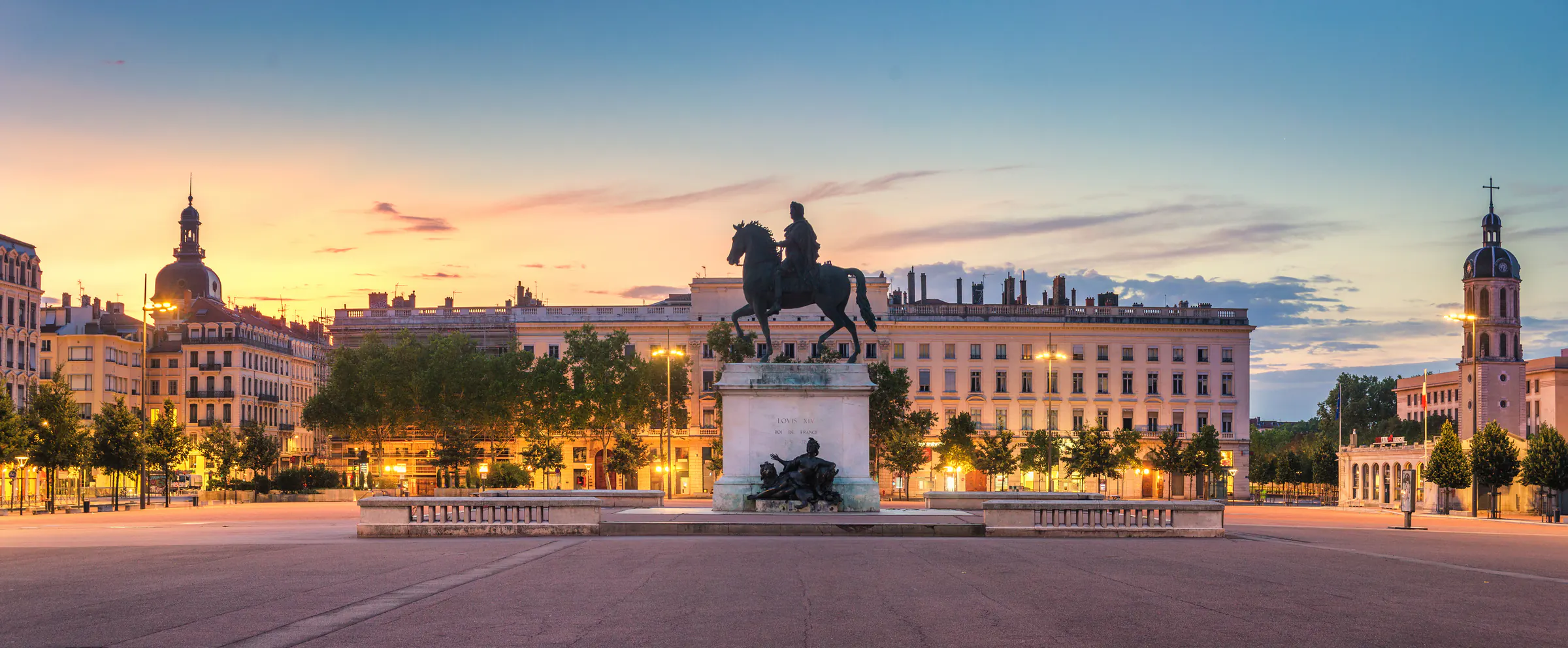 La place Bellecour à Lyon au coucher du soleil