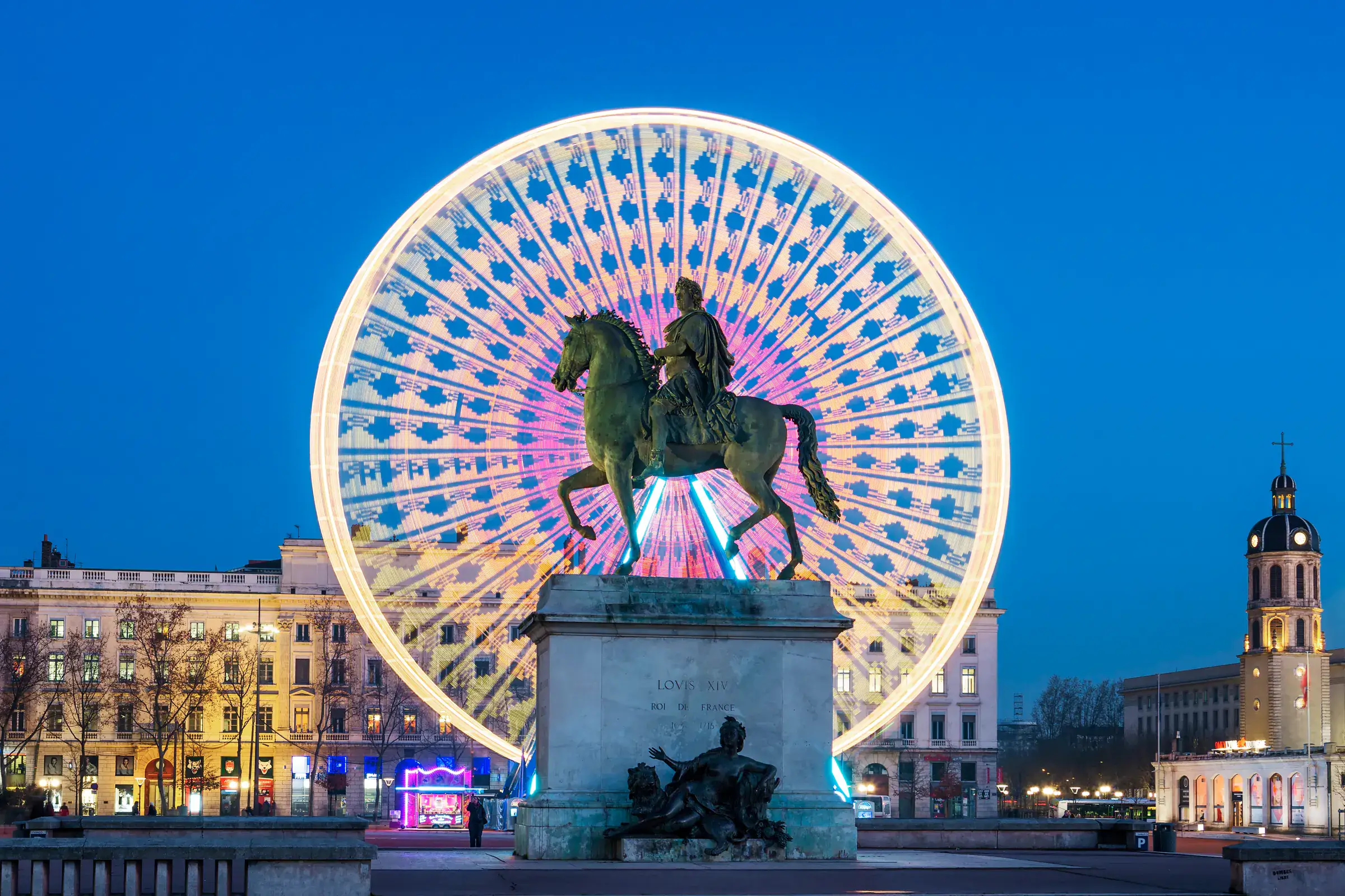 La grande roue de la place Bellecour à Lyon, la nuit
