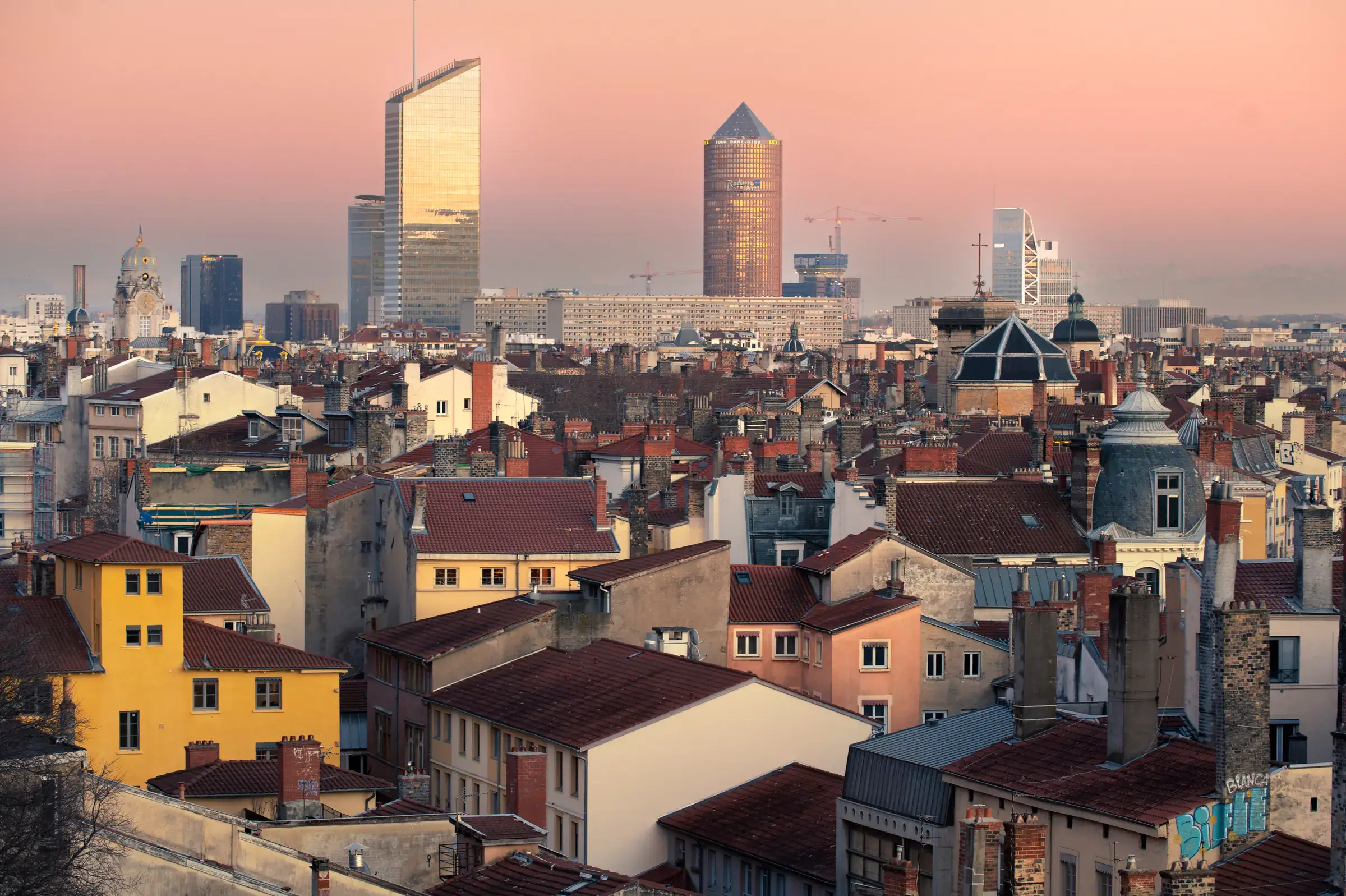 Les toits de Lyon et les tours de la Part-Dieu au crépuscule