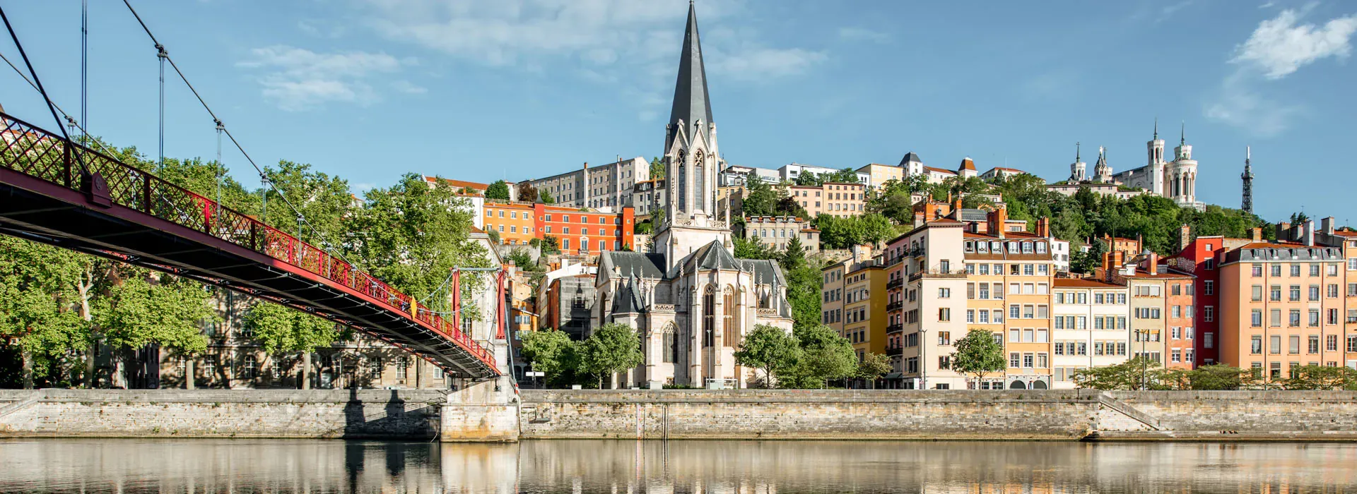 L’église Saint-Georges et la passerelle sur la Saône, à Lyon