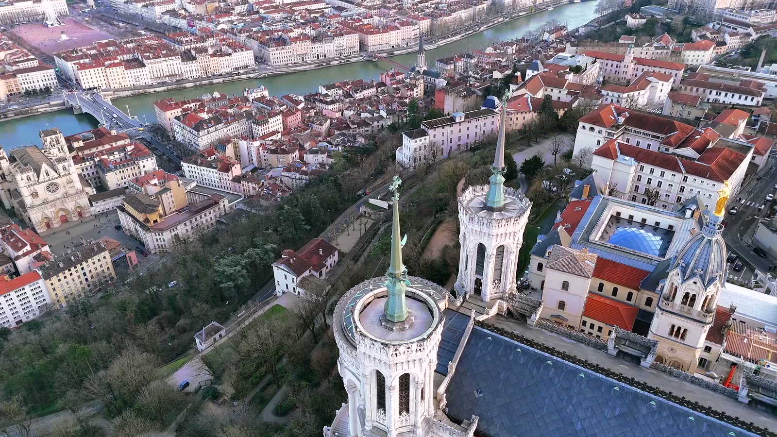 Vue aérienne de la basilique de Fourvière et du Vieux Lyon